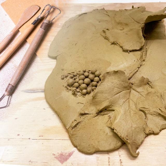 日展作家が教えるアート教室「葡萄の葉をモチーフにレリーフ作品を作ろう」