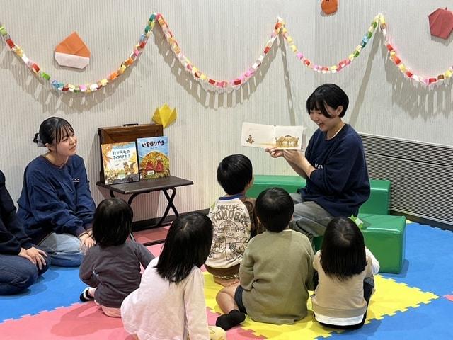 絵本の専門士と楽しむ「秋のおはなし会」