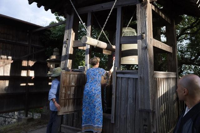 興福寺の鐘つき体験 僧侶から仏教の教えを学び、鐘の音を体感