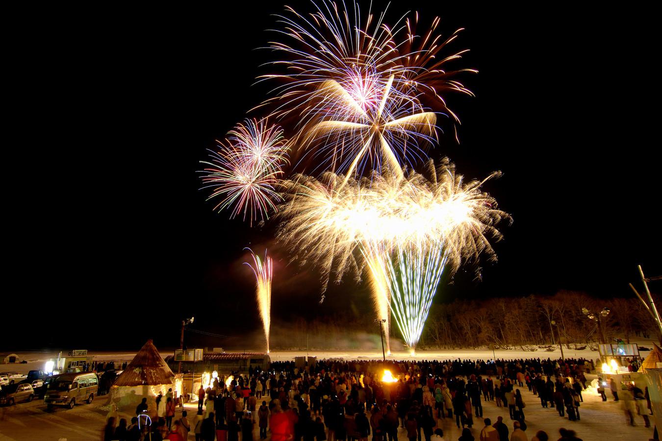 冬の北海道を満喫!!阿寒湖の夜を彩る花火はいかが？