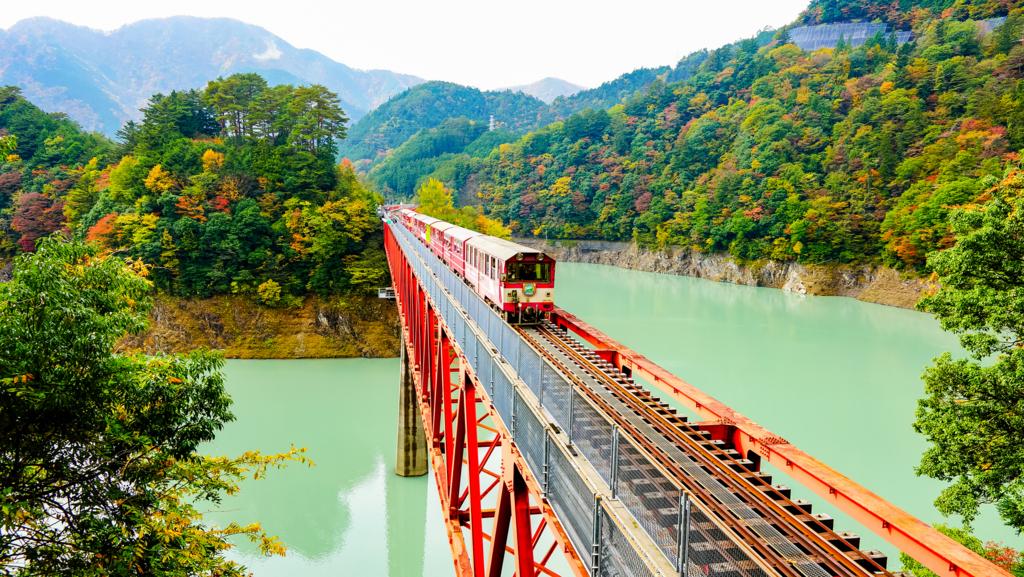 湖上に浮かぶ、絶景の秘境駅へ！秋の旅行におすすめの「南アルプスあぷとライン」